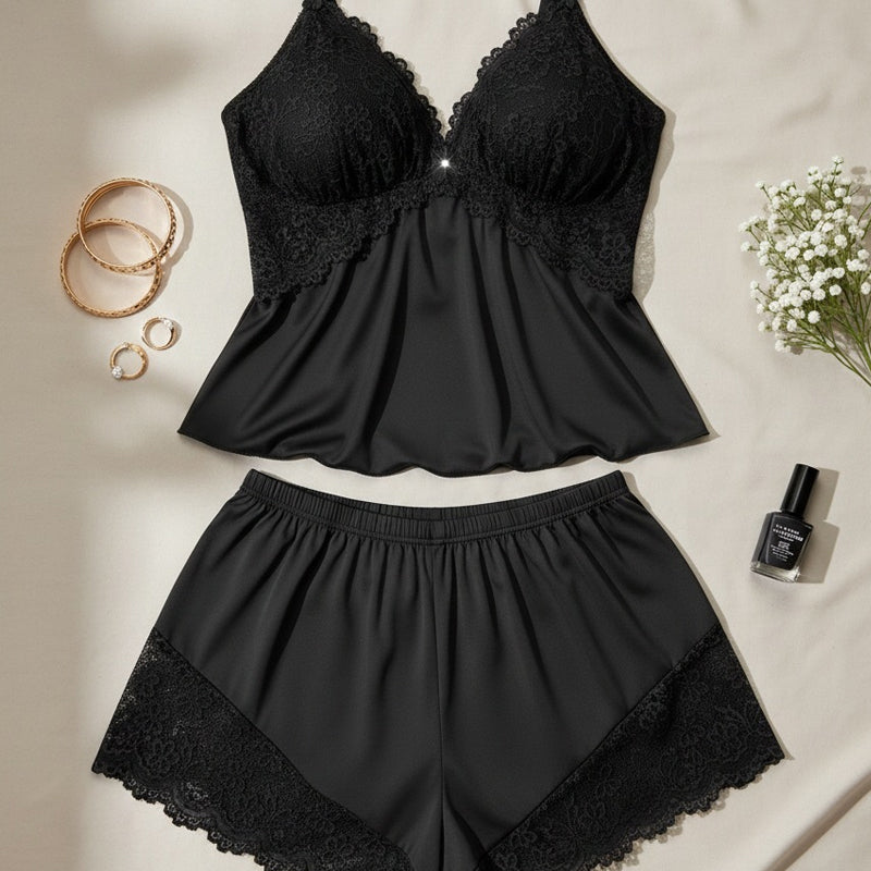 Ensemble pyjama pour femme composé d’un caraco et d’un short à bordures en dentelle