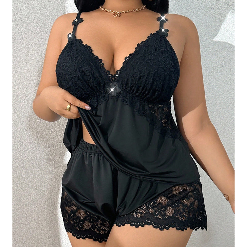 Ensemble pyjama pour femme composé d’un caraco et d’un short à bordures en dentelle